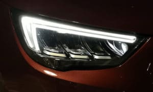Opel Crossland X 2019 Diesel przedni reflektor