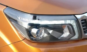 Nissan Navara przód reflektor 2