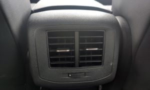 nawiewy na tylny rząd siedzeń