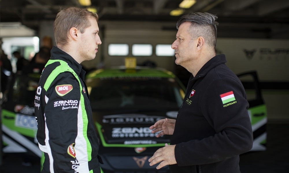 Bence Boldisz omawiający szczegóły z właścicielem zespołu