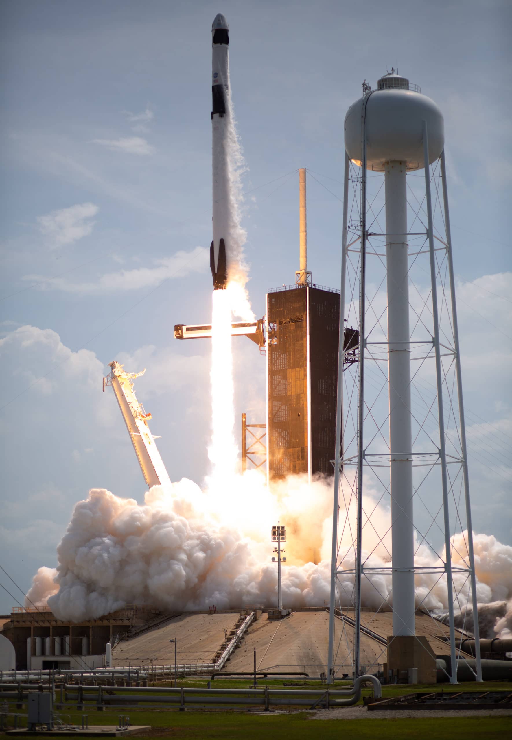 Falcon 9, to pierwsza prywatna rakieta, która wyniosła kosmonautów na orbitę