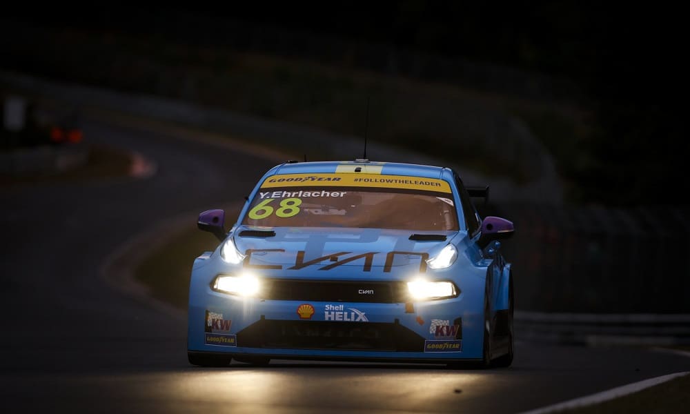 Yann Ehrachler mknie w nocy po Nurburgringu