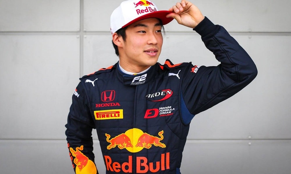 Japończyk w kombinezonie Red Bulla