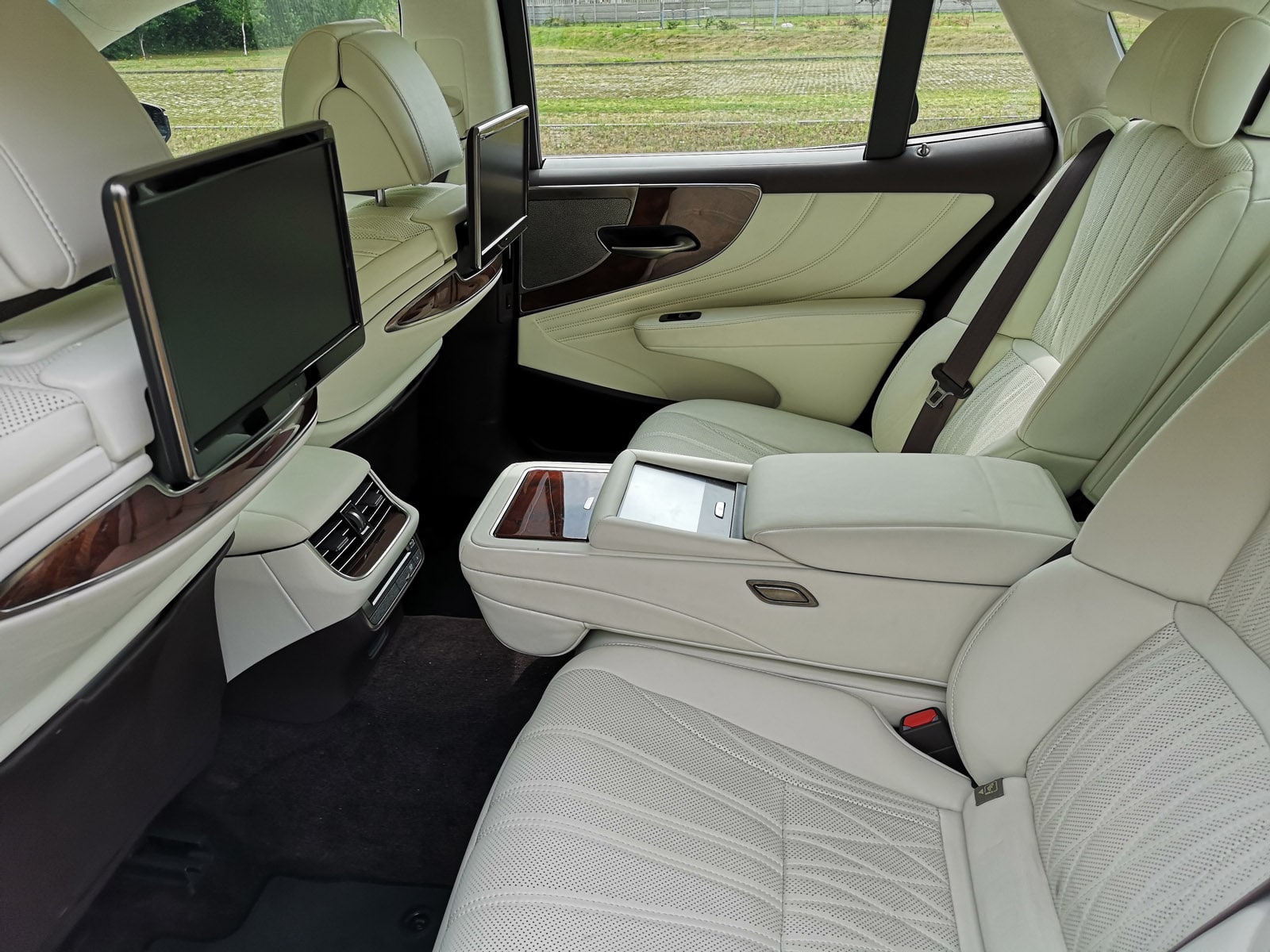 Lexus LS 500 Omotenashi wnętrze