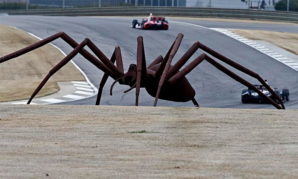 Rzeźba wielkiego pająka Billa Secundy jest jednym z najbardziej charakterystycznych elementów tego toru