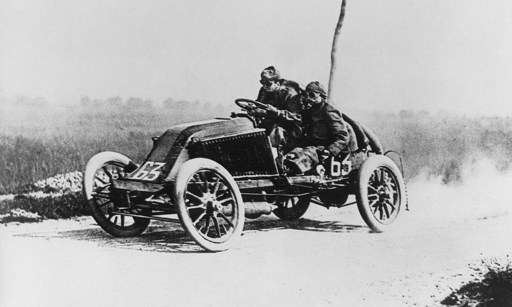 marcel renault podczas wyścigu paryż - madryt 1903