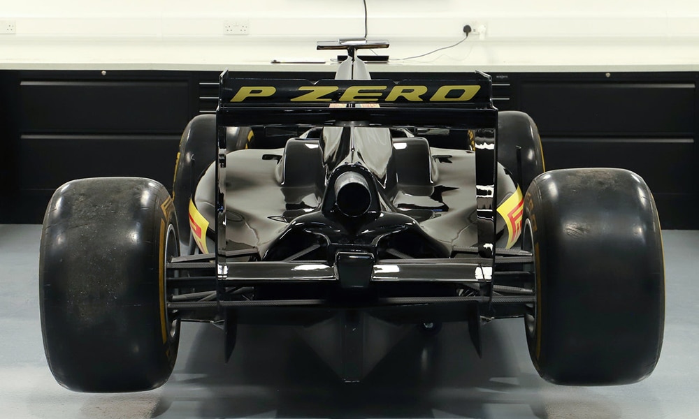 tył pirelli show car f1 authentics