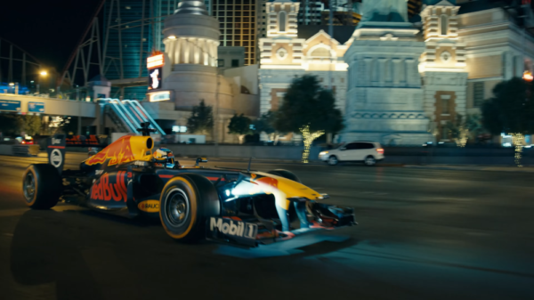 Red Bull Daniela Ricciardo w centrum Las Vegas