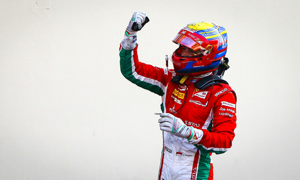 Charles Leclerc świętujący zwycięstwo w serii GP2 w 2017 roku