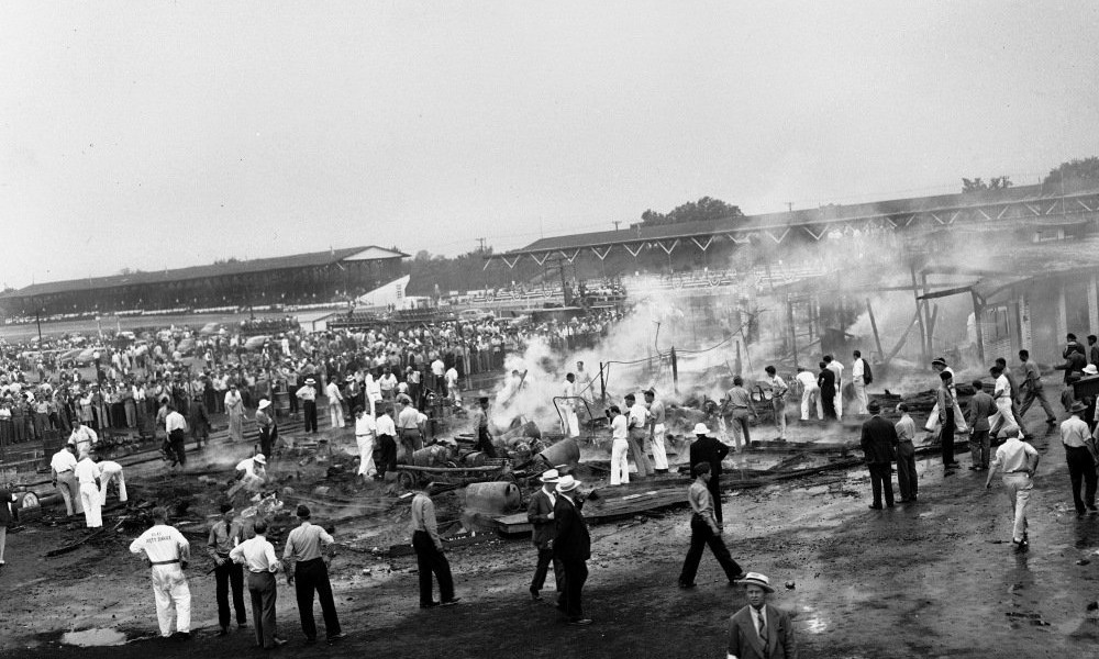 W1941 roku w dniu wyścigu wybuchł pożar w garażach toru Indianapolis