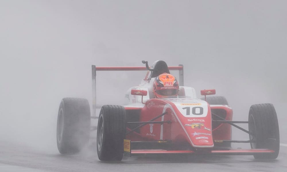 Oliver Rasmussen w deszczu