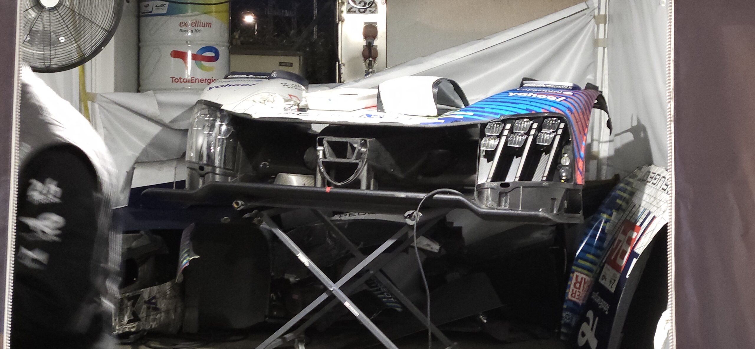 Mechanicy Peugeota próbują "odzyskać" zniszczony przedni element prototypu 9X8