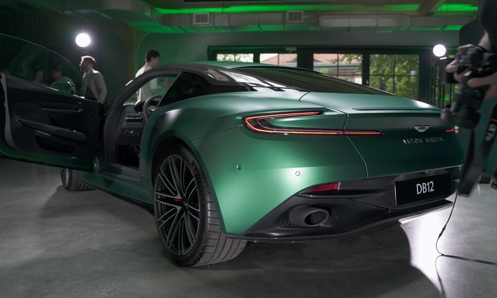 Aston Martin DB12 tył