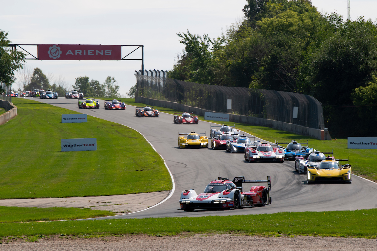 Porsche przed Acurą w Road America w IMSA