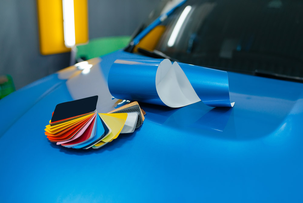 Oklejenie samochodu folią - odwracalna metoda zmiany koloru wybranych elementów auta