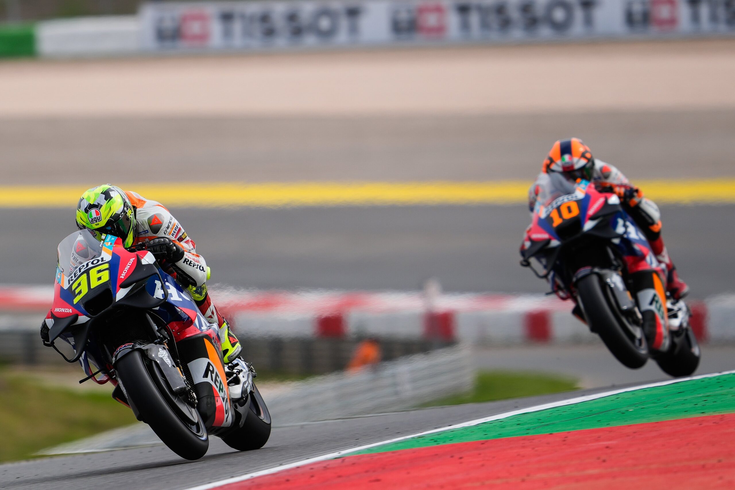 Joan Mir oraz Luca Marini wspólnie podążają swoimi Hondami po torze Portimao