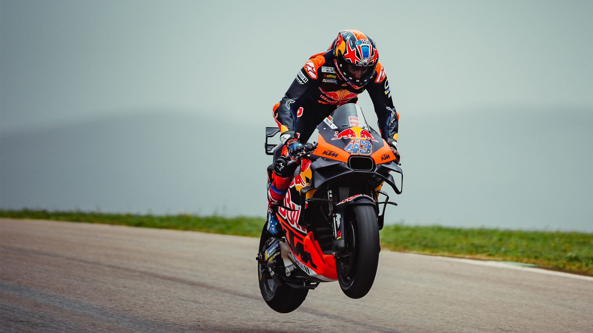 Jack Miller wyskakuje swoim KTM na torze Portimao