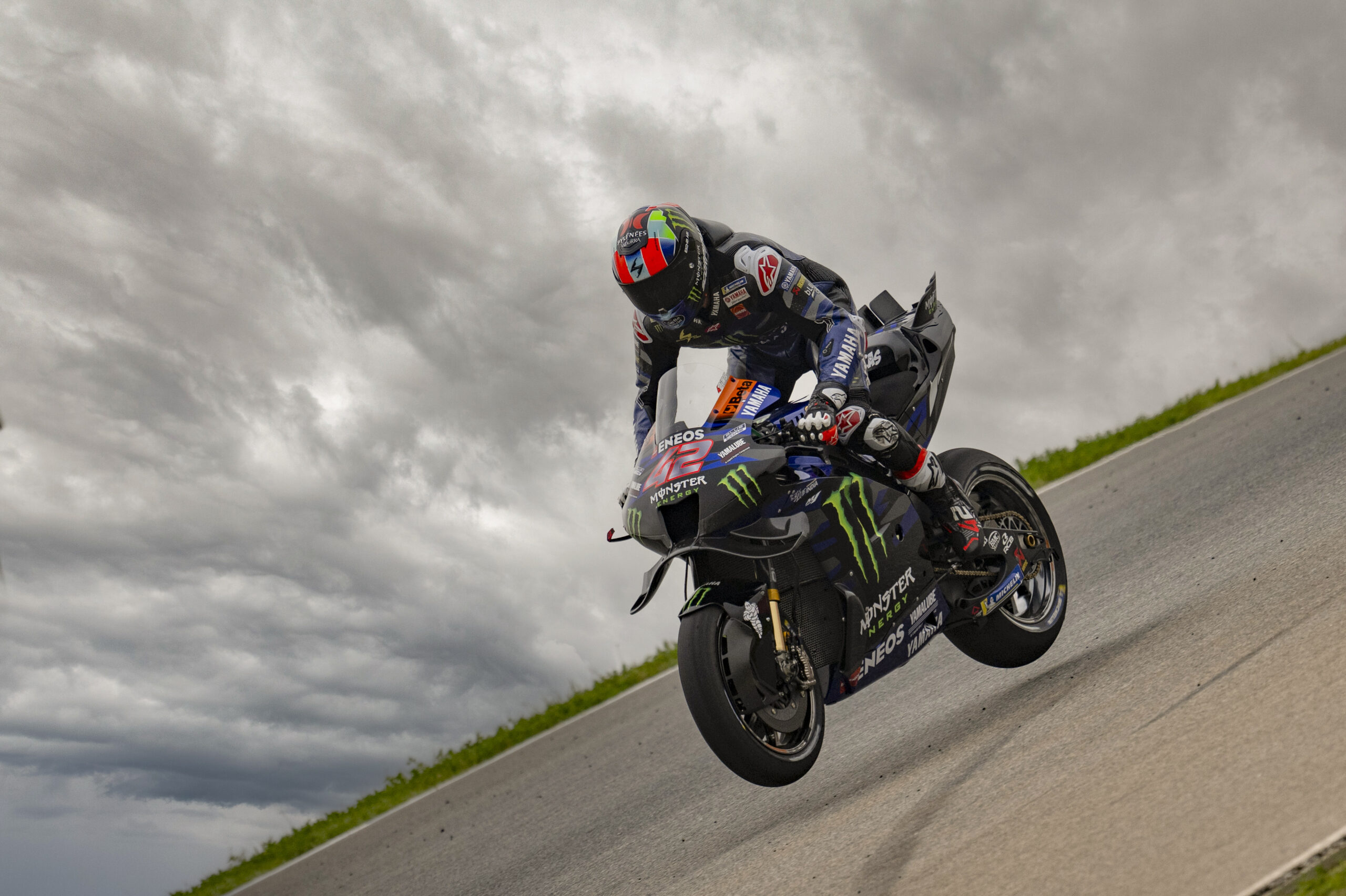Alex Rins za sterami Yamahy na torze Portimao