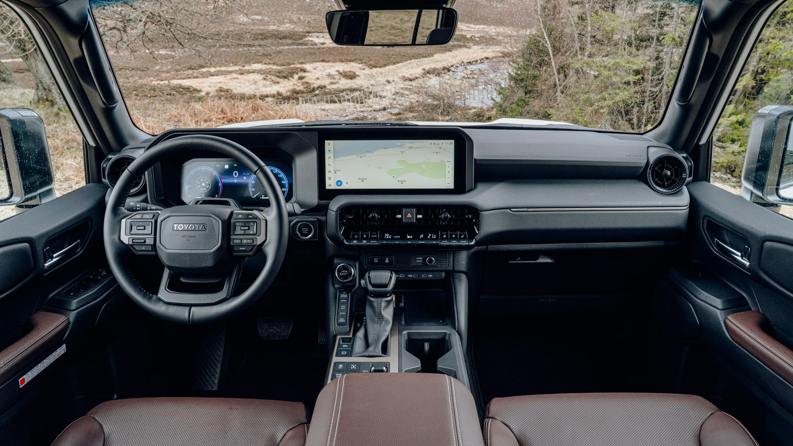 nowa toyota land cruiser wnętrze