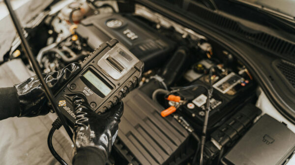 akumulator samochodowy ładowanie