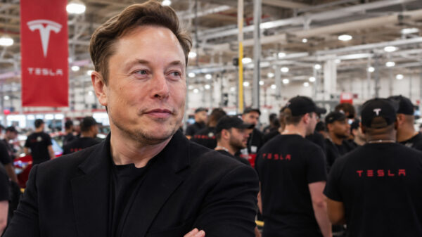 elon musk zarobki pracownicy